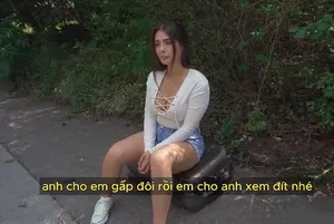 Hai em xinh tươi cùng phục vụ