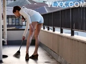 Cưỡng dâm em hàng xóm dáng ngon bím se khít