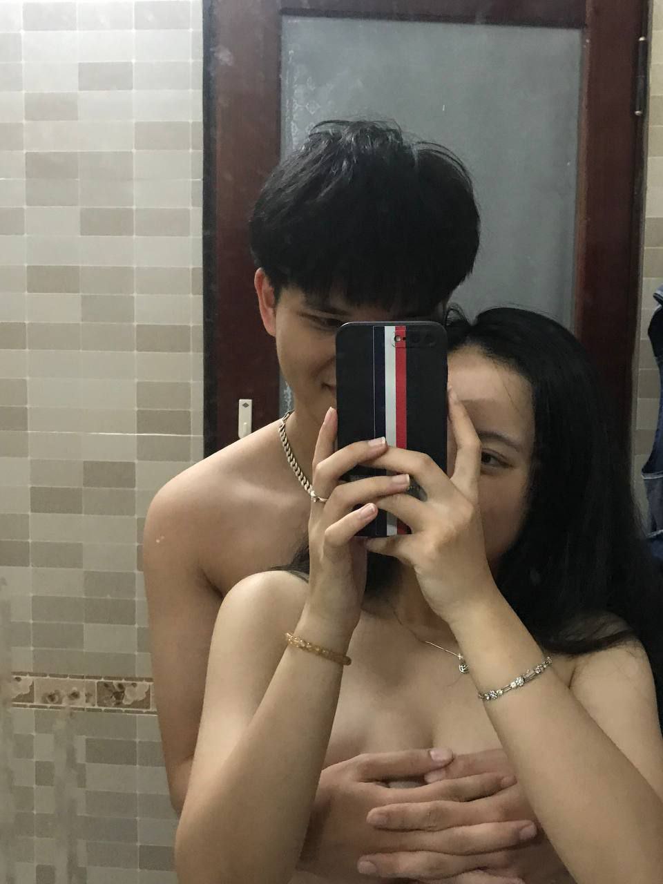 Em gái vú bự đã bị thanh niên địt nát lồn trong ngày đầu ở ghép